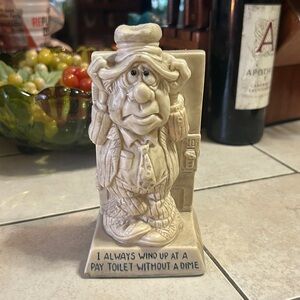 $5 buy one get one.  Vintage 1973 Kilroy Resin Bathroom Deco. Cute and funny. 😁